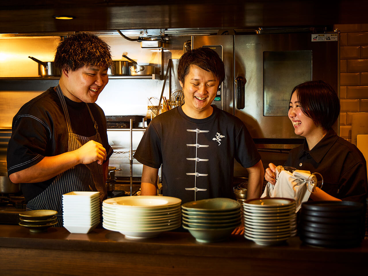 六本木『中華食堂チャイデモ』の酒井久徳シェフとサービススタッフの方々