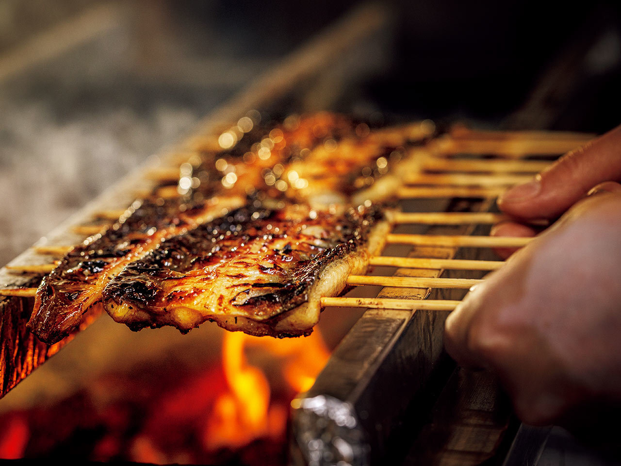 東銀座『銀座 四代目 高橋屋』のうなぎを焼いている様子