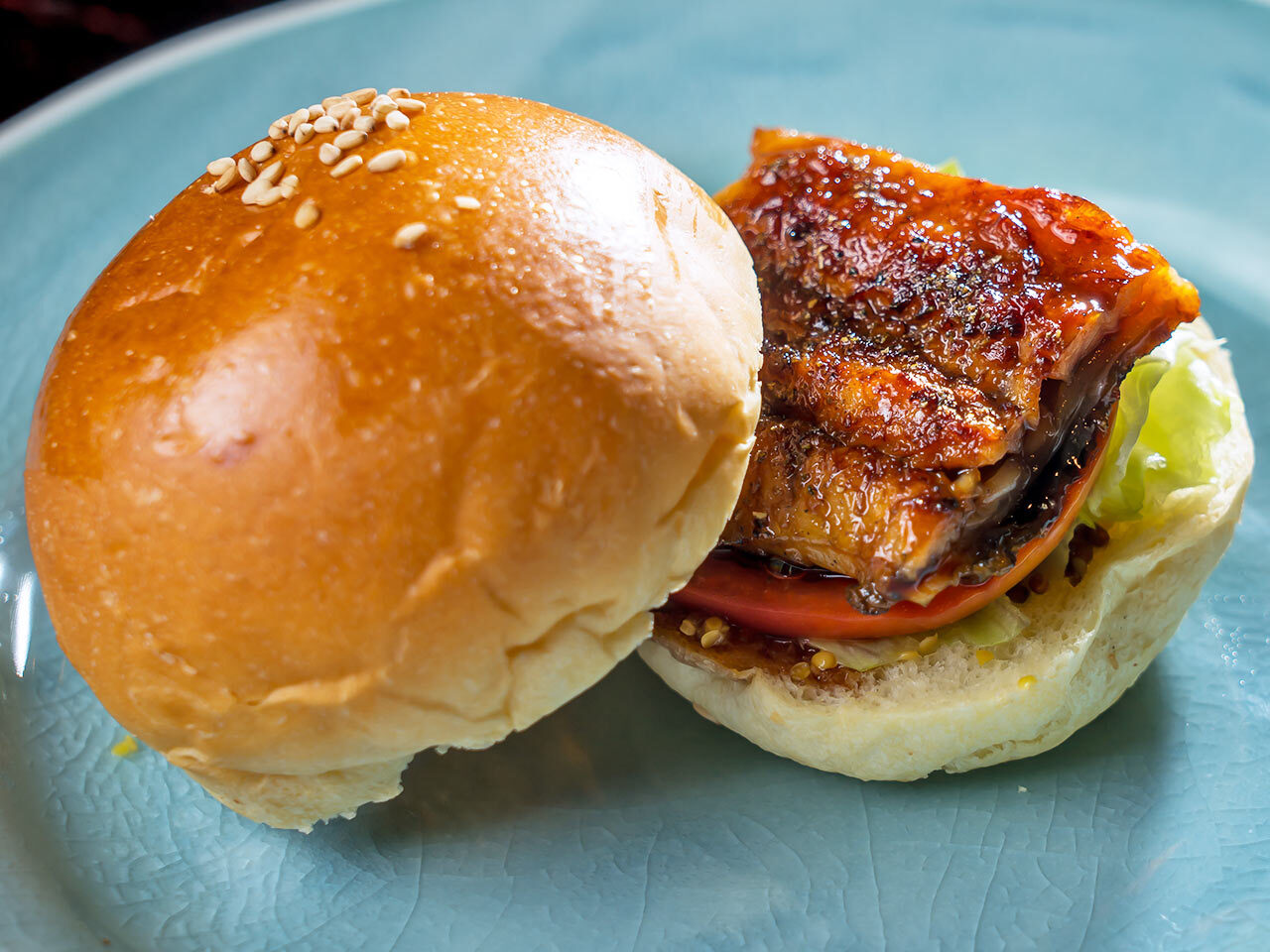 麻布十番『うなぎ 時任』の蒲焼きをサンドした、手のひらサイズのハンバーガー