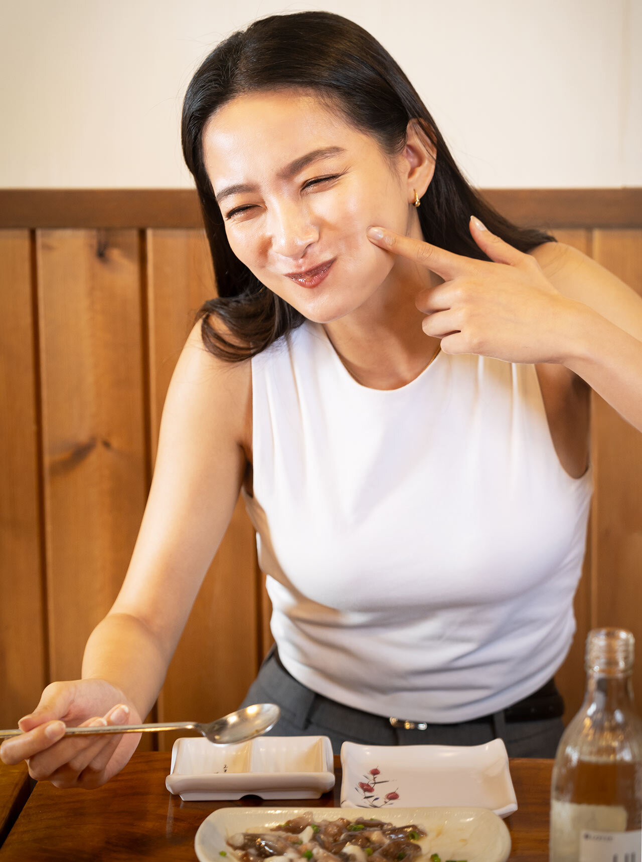 東新宿『海雲台 歌舞伎町店』で「生タコ」を食している様子