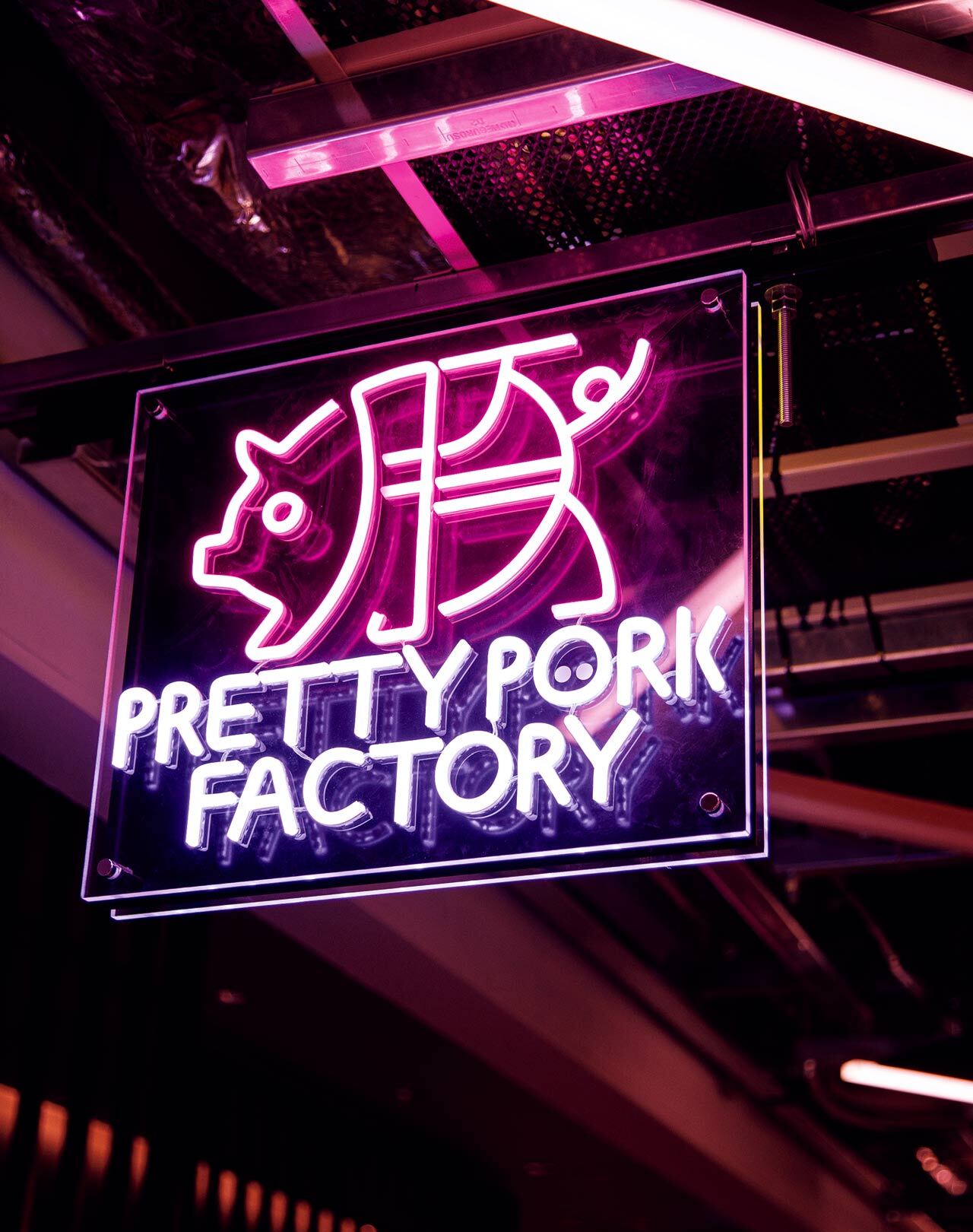 明治神宮前『PRETTY PORK FACTORY & KATSU プリポー 原宿店』の店内のネオン