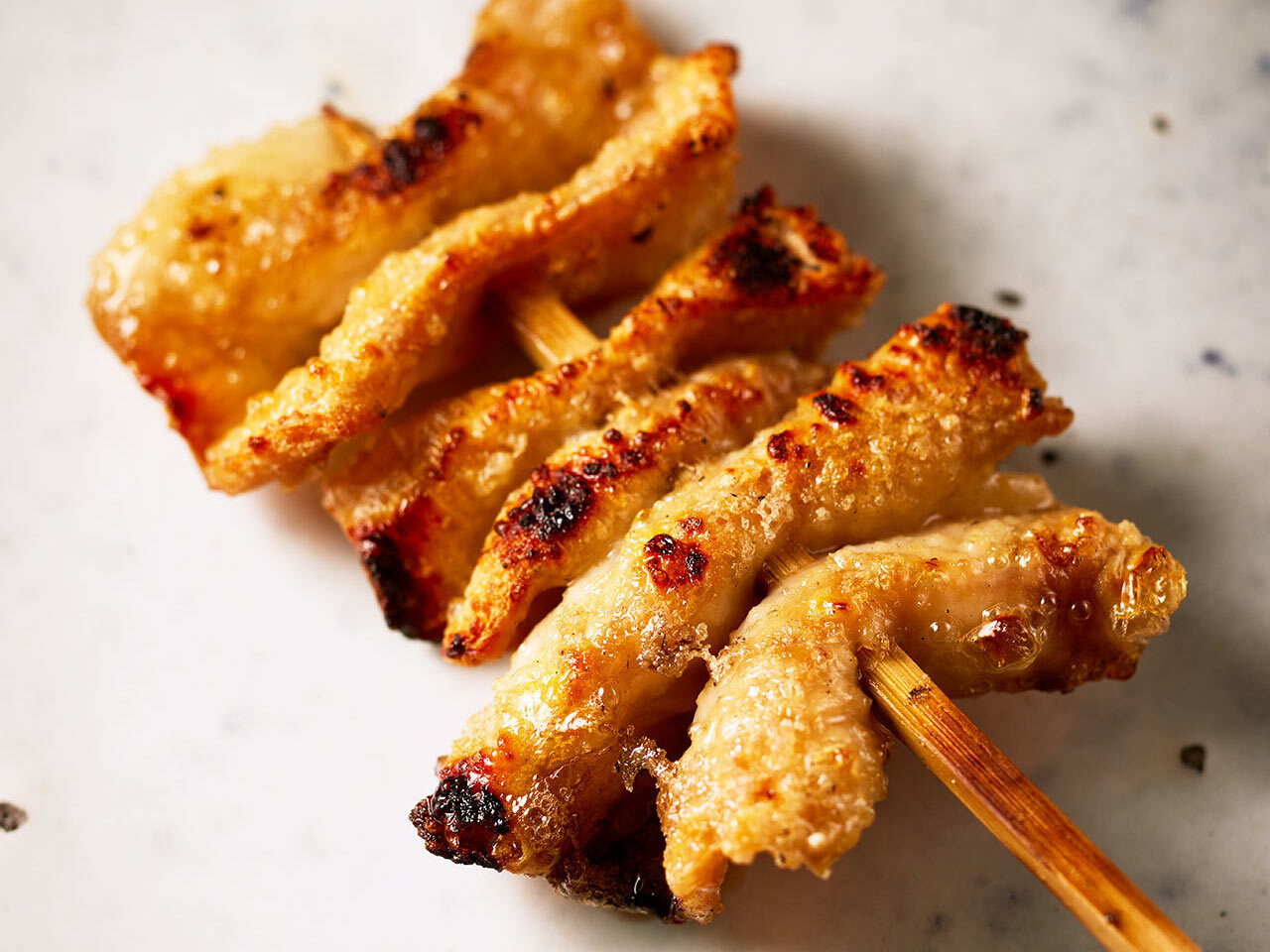 新橋『焼き鳥 ひら野』の「皮」