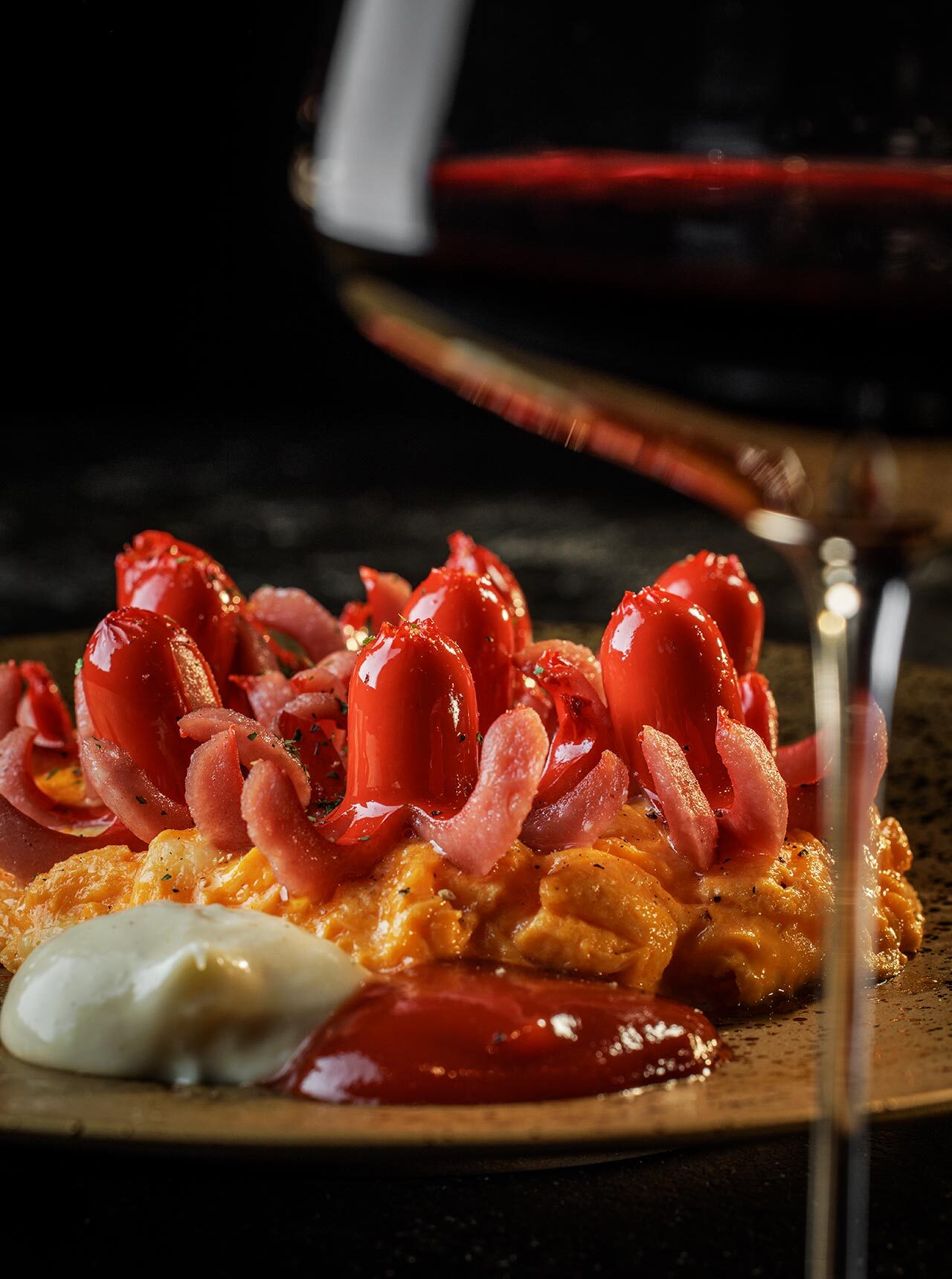 赤坂『赤坂 港かっぽれ』の「赤ウインナー玉子とじ」
