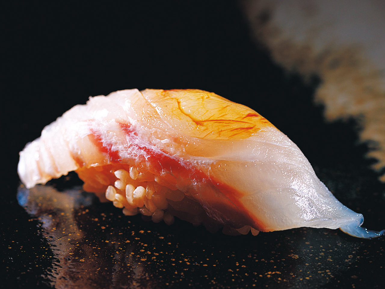 新富町『芳尾』の「ひらめの昆布締め」