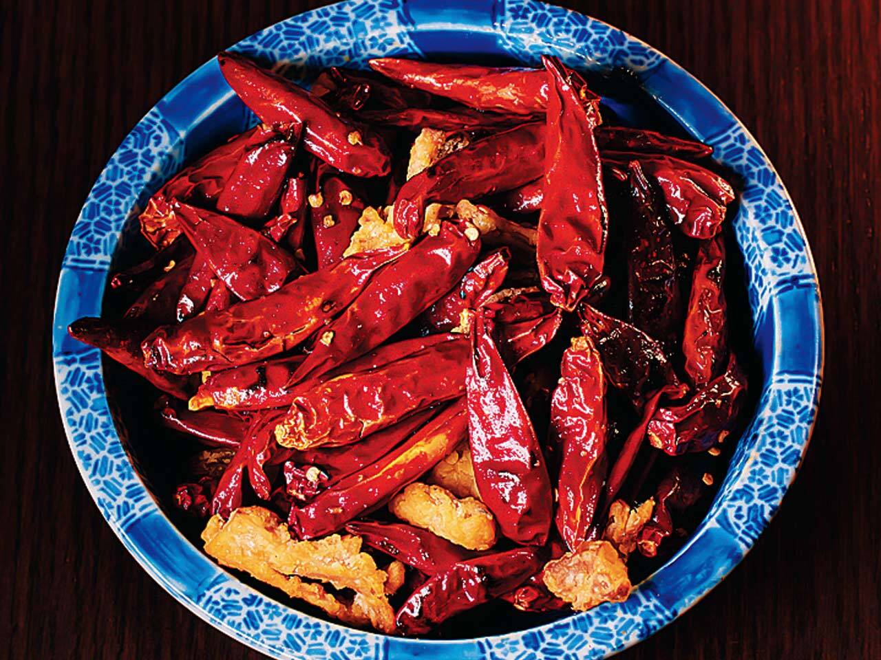 茅場町『可視化飯店』の「穴子とアワビ茸の唐辛子炒め」