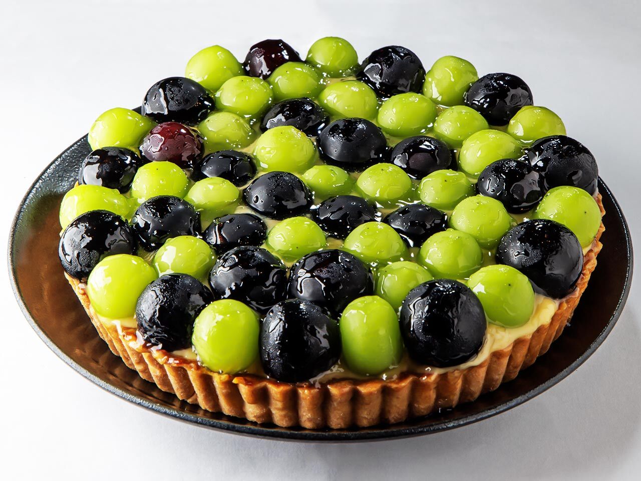 東銀座『CACHETTE Chez T. et. Y』の「長野パープルとシャインマスカットのタルト」