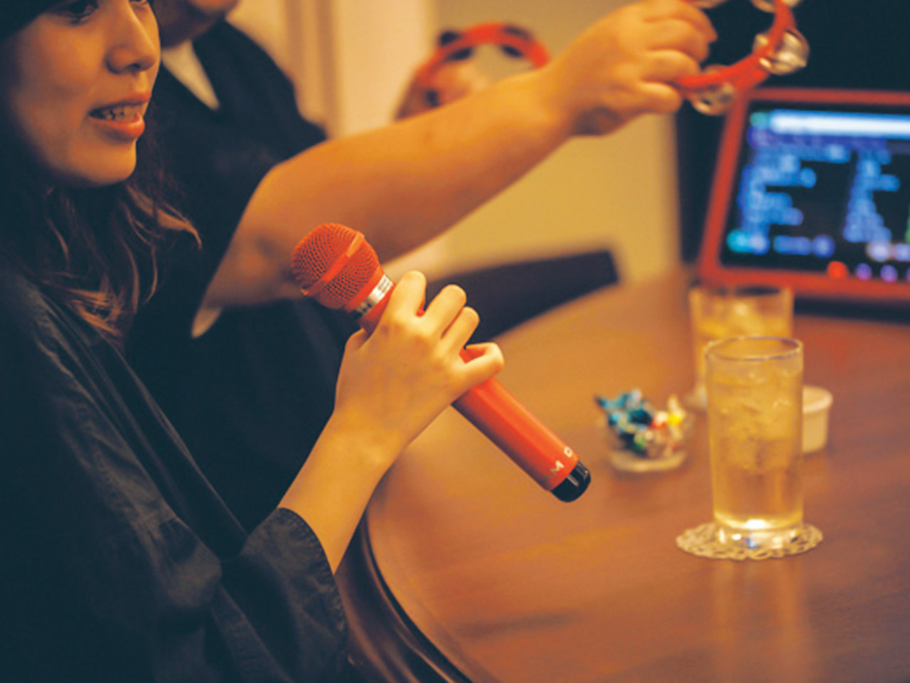 東銀座『木挽町クラブ』でカラオケをしている様子
