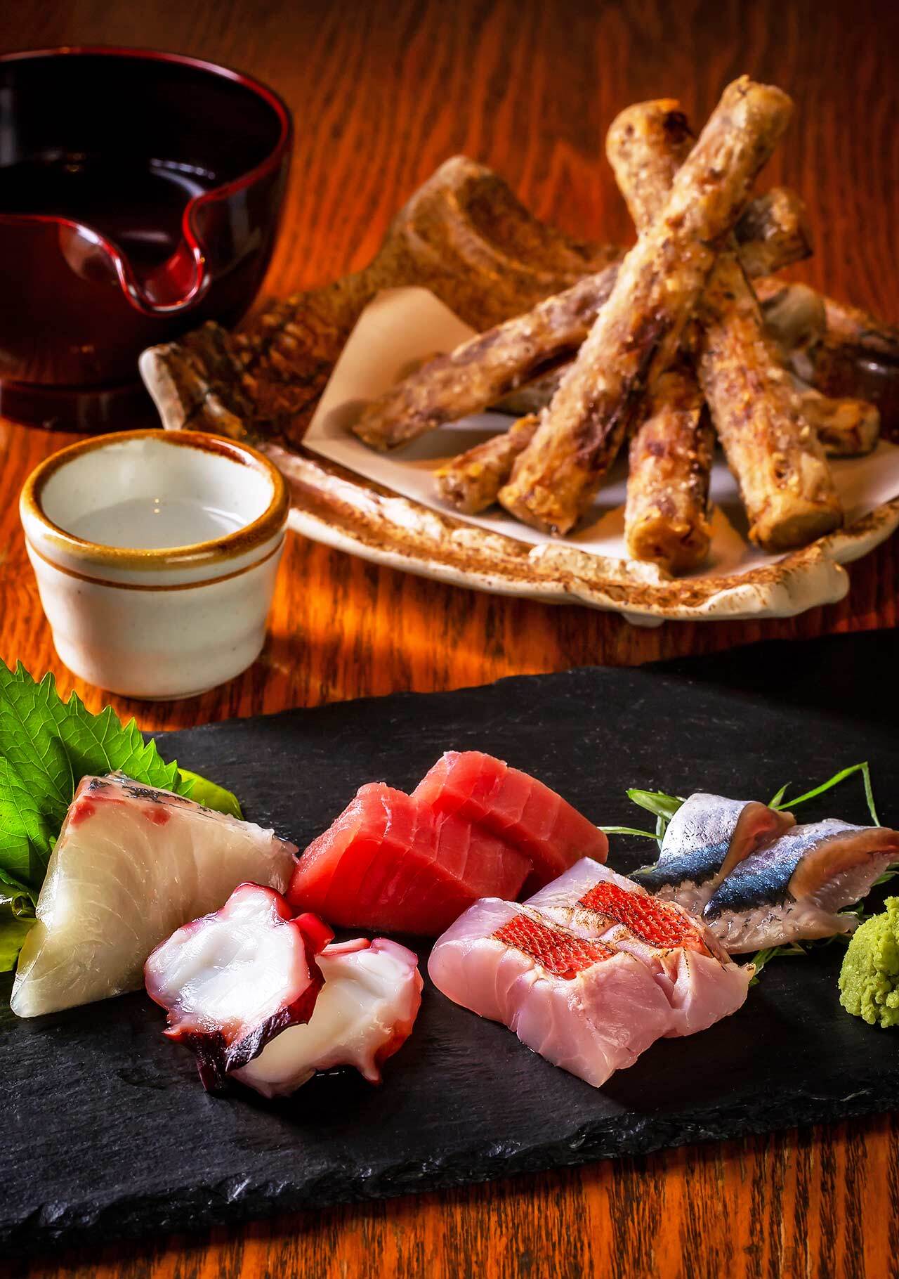 銀座『小さなくらのすけ』の「ごぼうのからあげ」、「刺身の盛り合わせ」