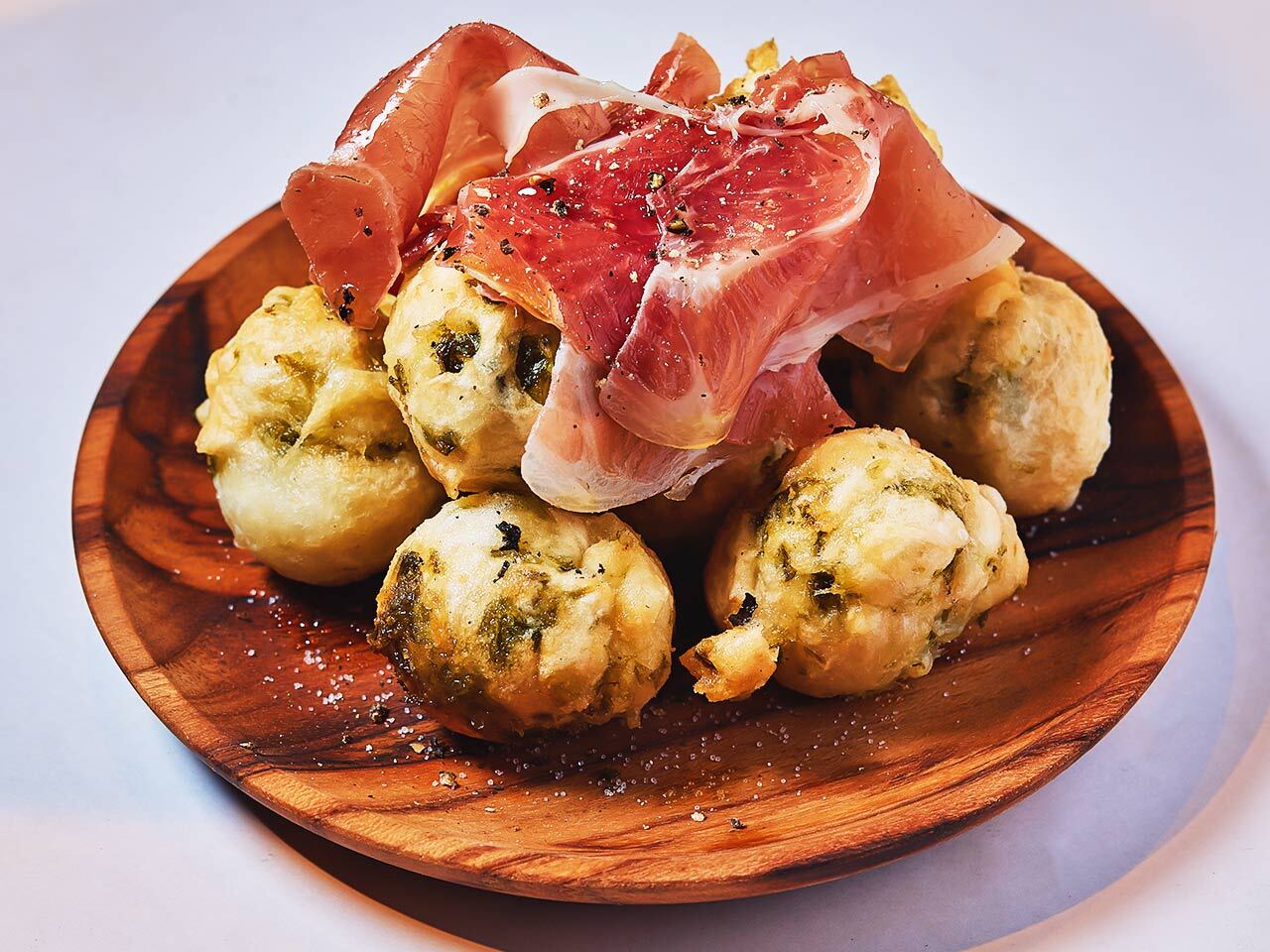 浅草橋『たちのみ 台東STAND』の「ゼッポリーニ 生ハム乗せ」