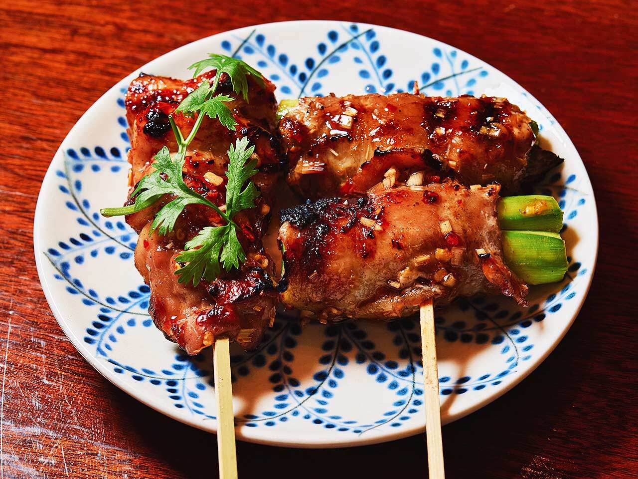 神楽坂『ベトナム屋台スタンド めくる莊』の「もも」、「アスパラ巻き」