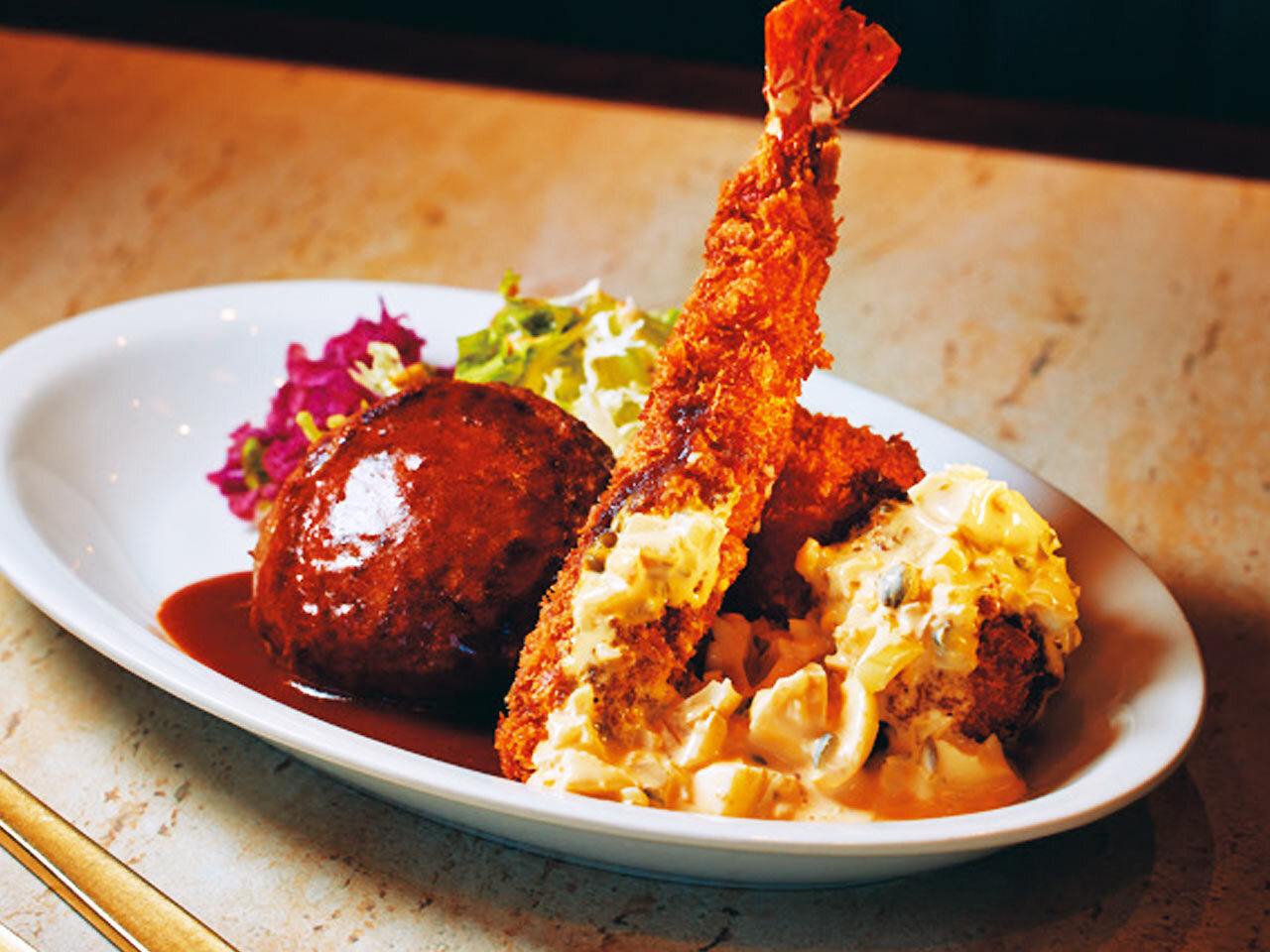 池尻大橋『洋食 api』の「黒毛和牛と林SPFポークのハンバーグデミグラスソースと海老フライと蟹クリームコロッケ！」