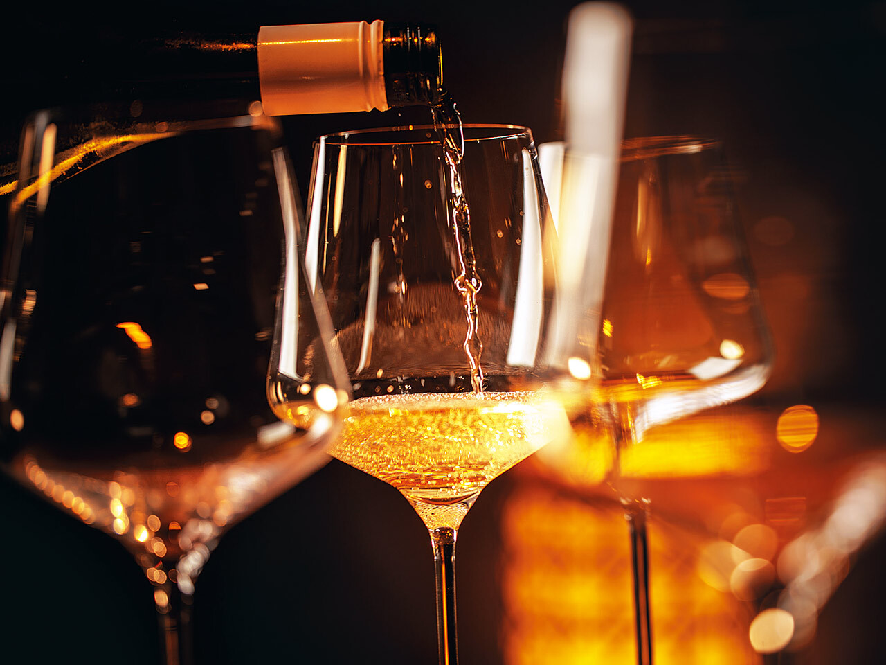 ワインを注いでいる様子