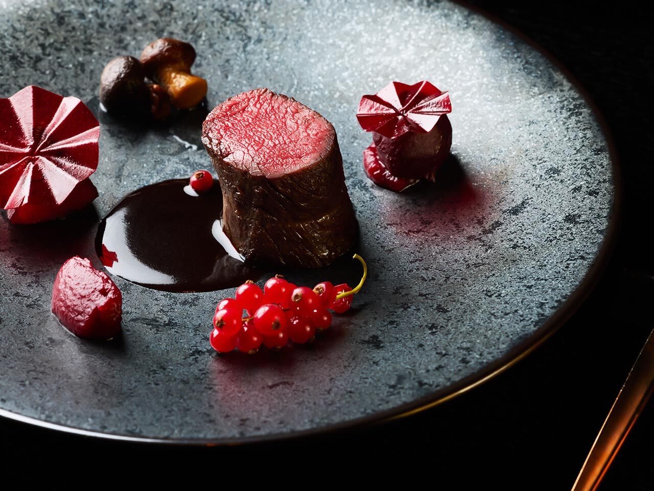 竹芝『Chef's Theatre』の「蝦夷鹿のロースト 季節野菜と共に」