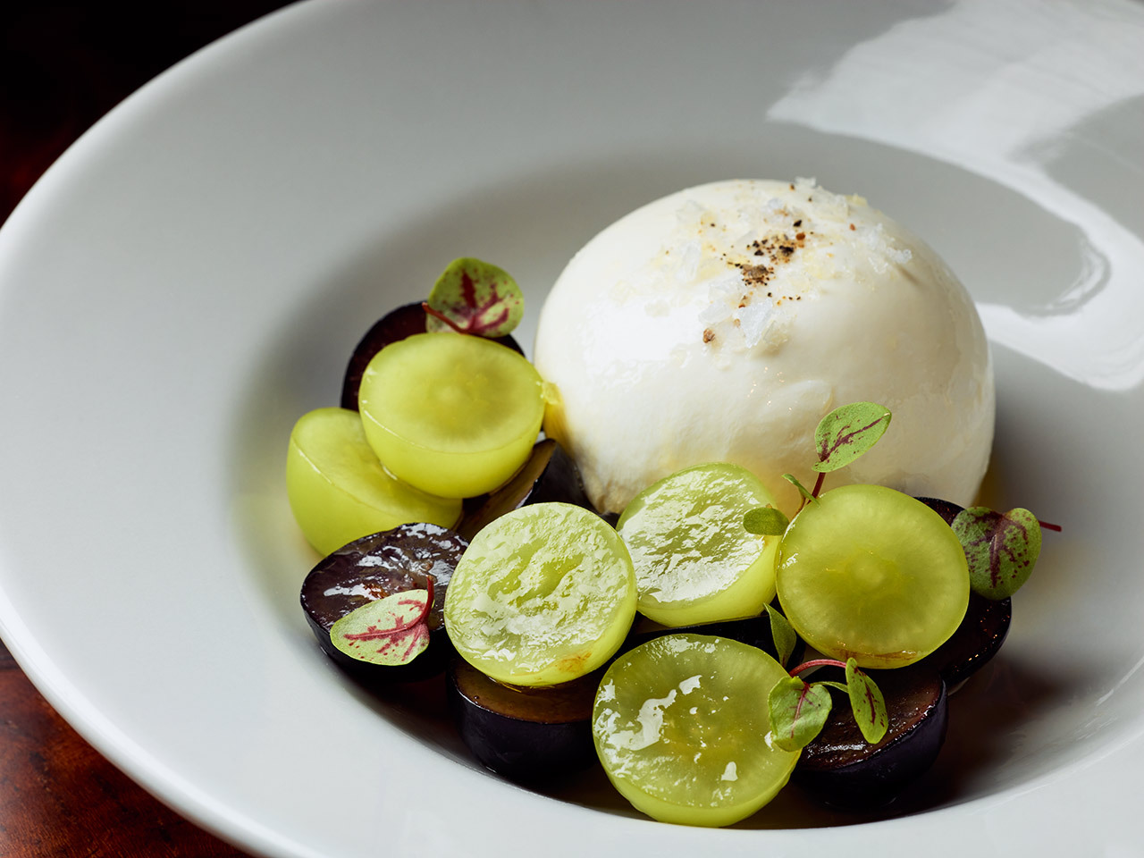 高輪ゲートウェイ『The Public Place』の「ブラータチーズ 長野パープルとシャインマスカット」