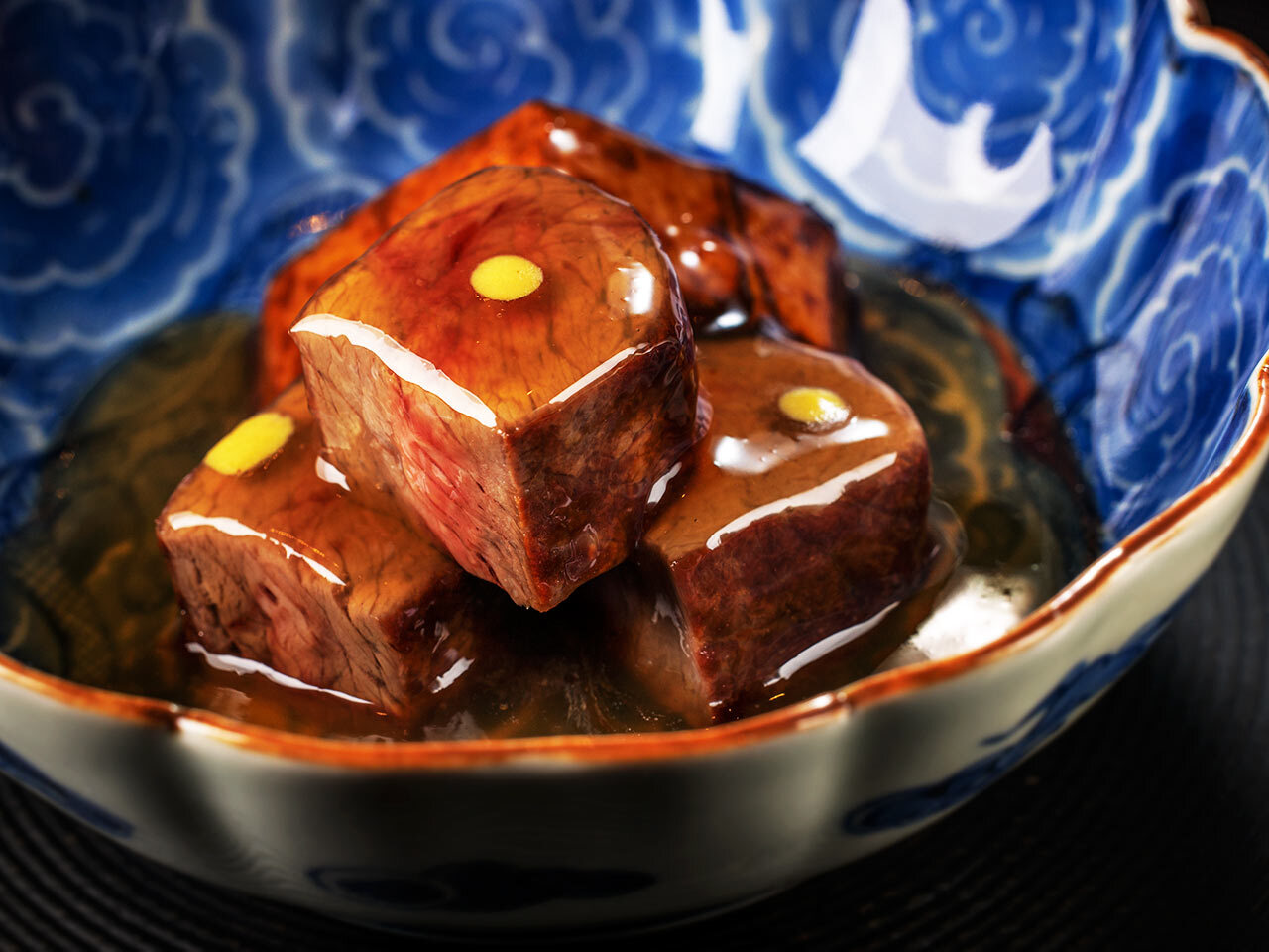 広尾『日本料理 お寅』の「短黒牛のヒレステーキ 美味餡かけ」