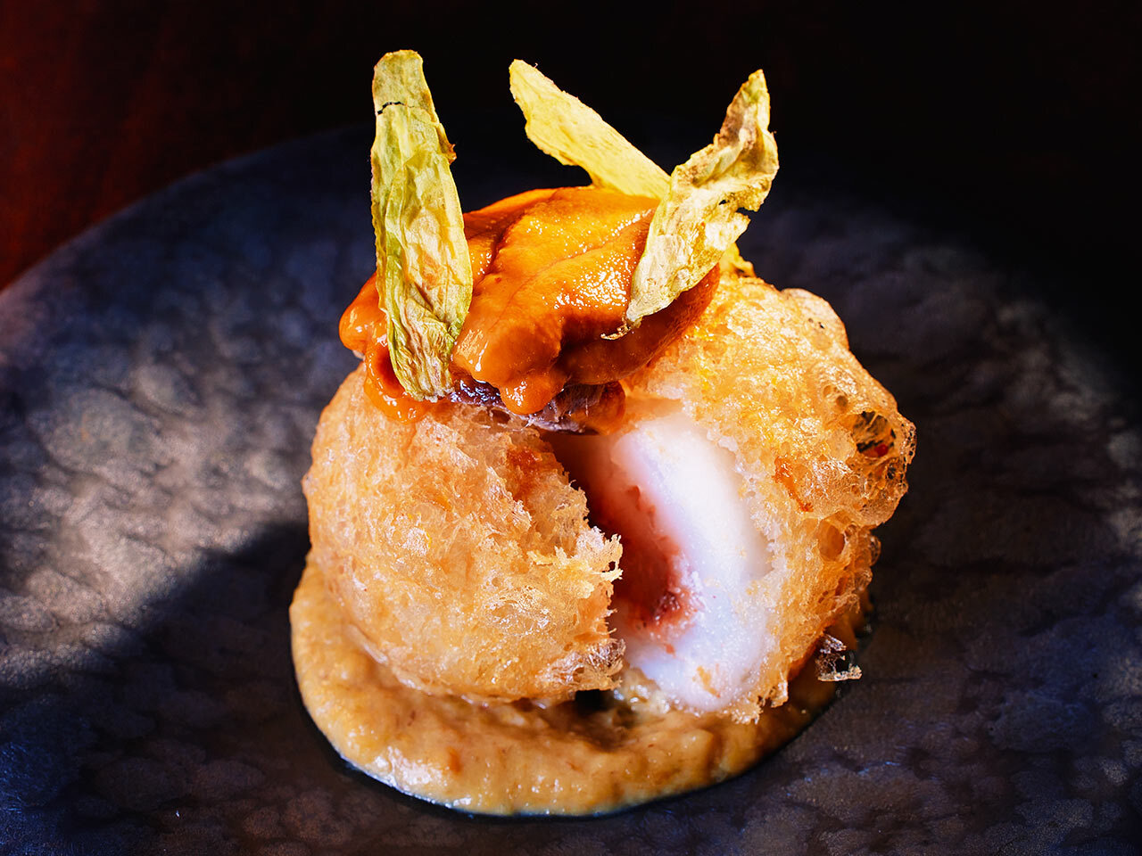 麻布十番『東麻布いと』の「大隅産煽り烏賊のフリット生うにのせ」