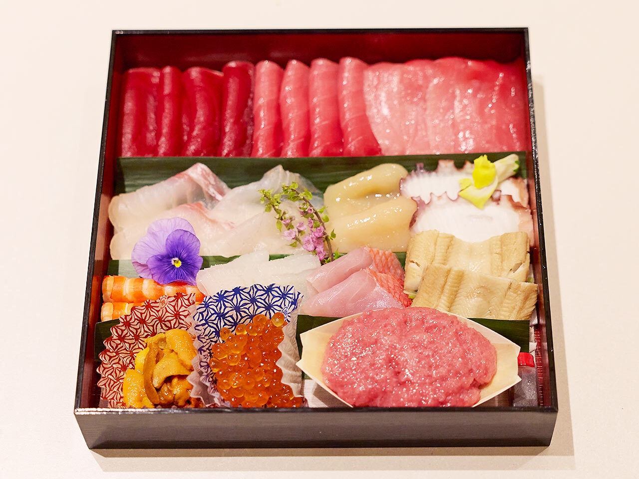 神谷町『麻布台やまゆき鮮魚店』の「天然本鮪入り手巻き寿司セット」