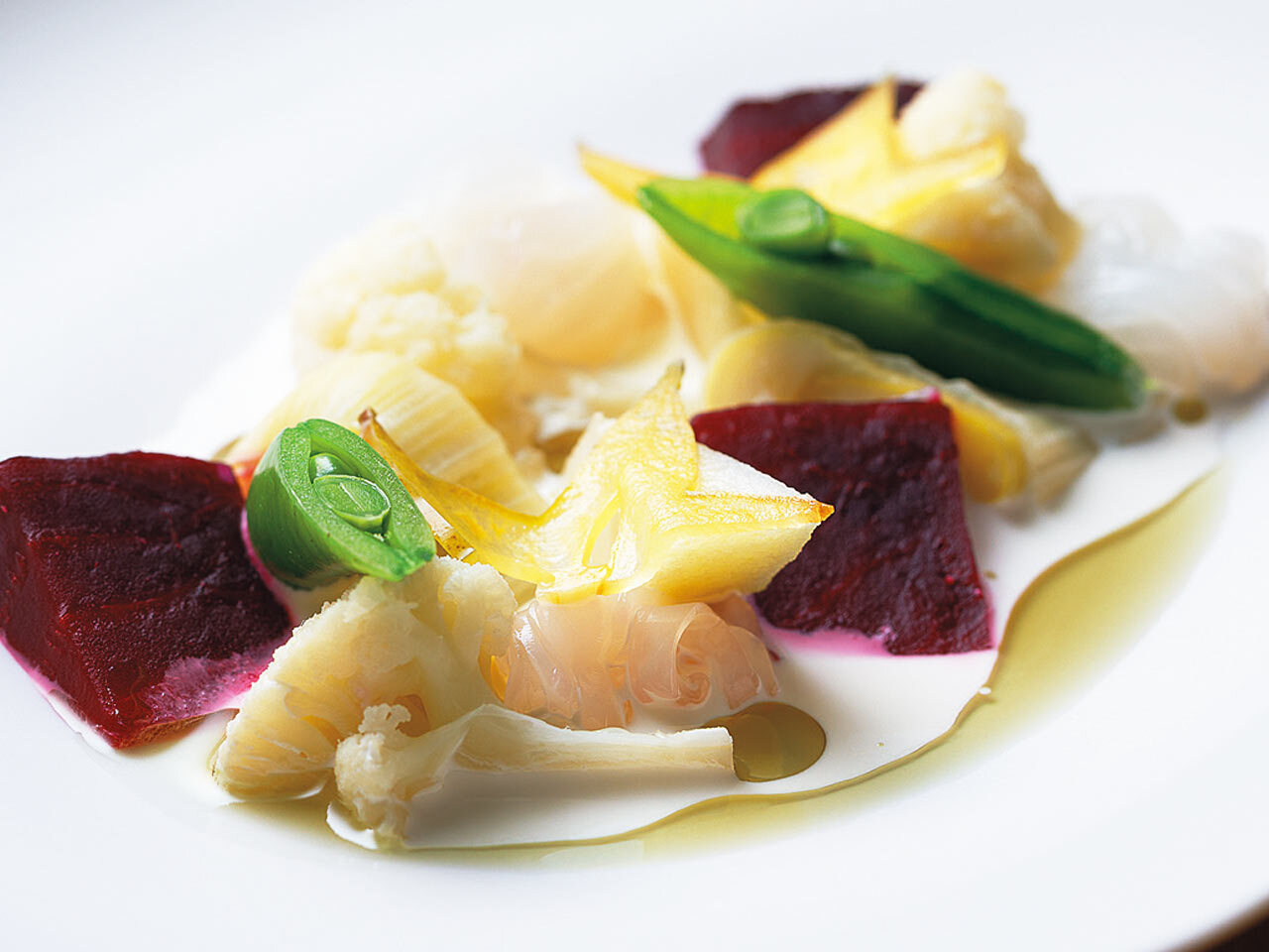 九段下『seto』の白いかとビーツ、スナップエンドウなどを使い彩りも鮮烈な一品