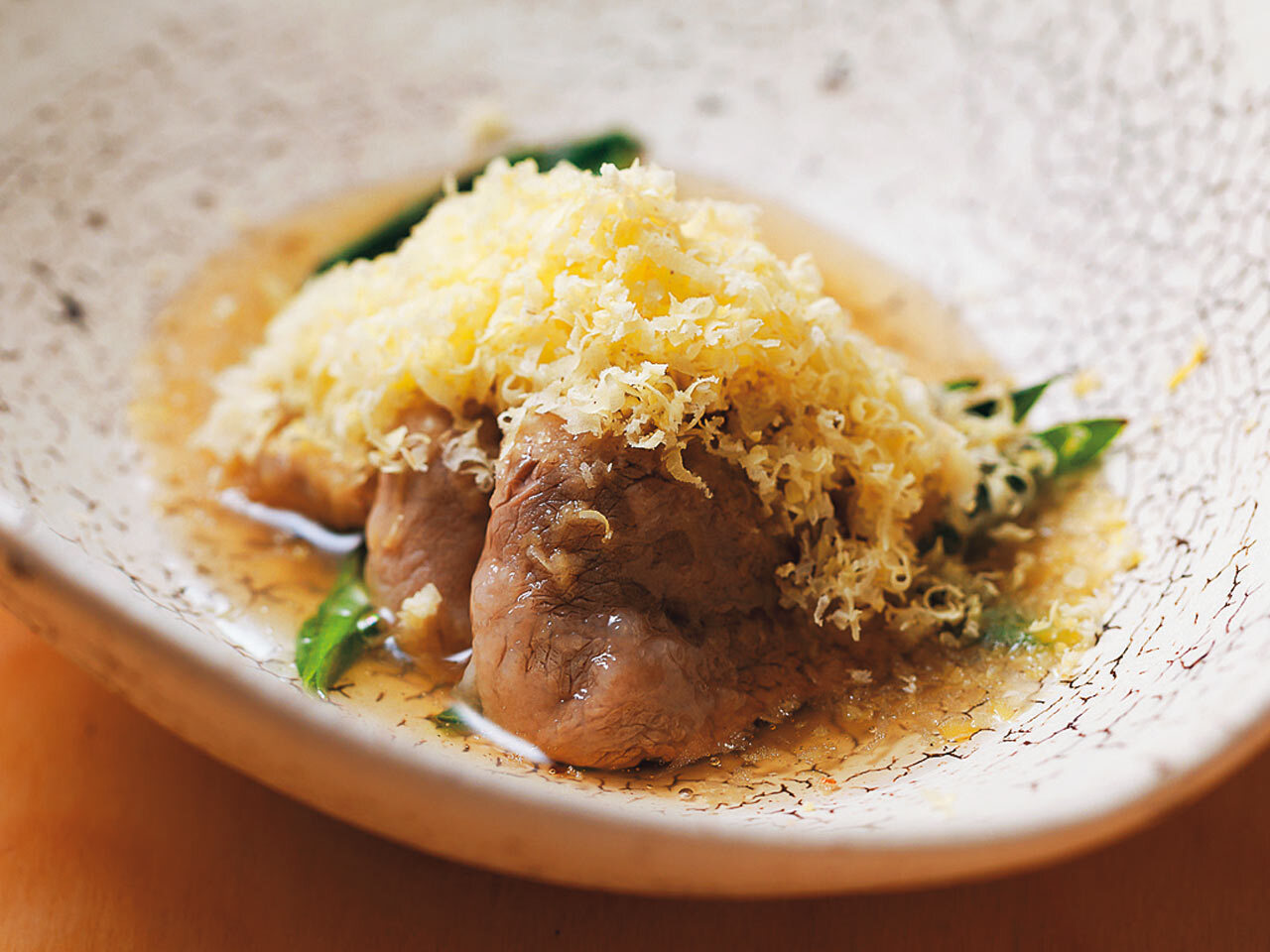 九段下『seto』の「ラプサンスーチョン」で茹でた鴨肉と焼いた九条ねぎに、発酵しいたけのソースや削った栗を