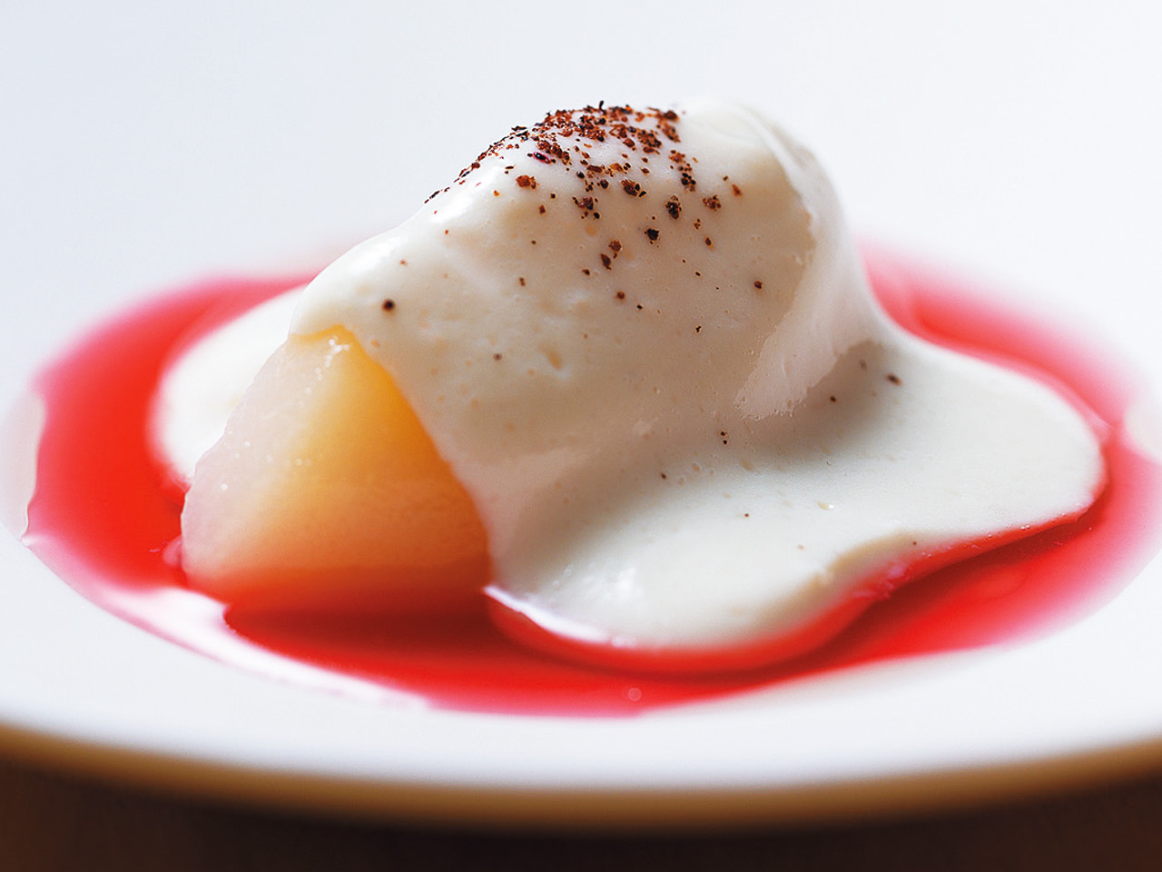 九段下『seto』のバラの芳香を纏わせた洋梨、発酵セロリ、ヒノキパウダーなどが香るひと皿