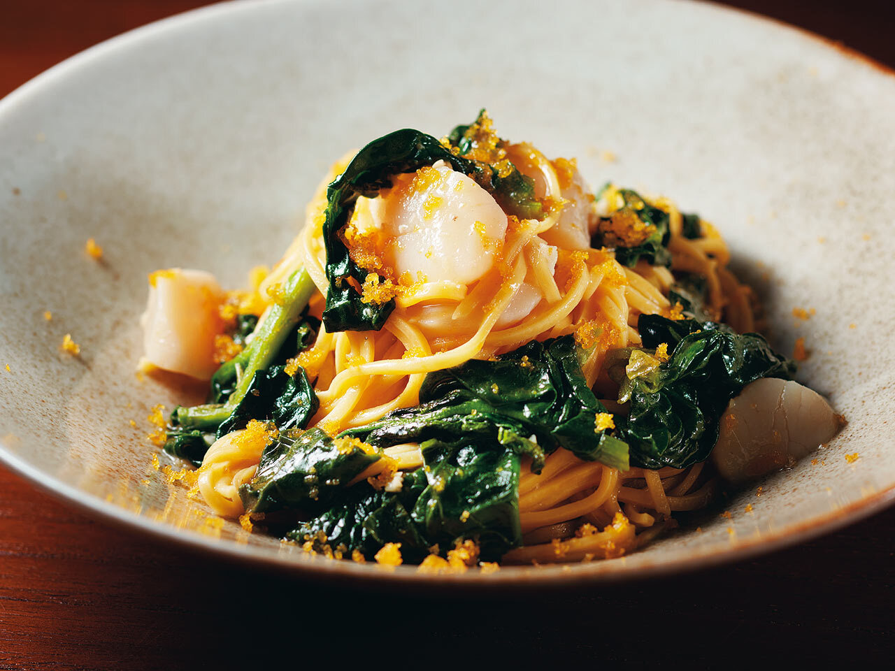 白金高輪『ristorante io』の「ほたてとちぢみほうれん草のアーリオオーリオ」