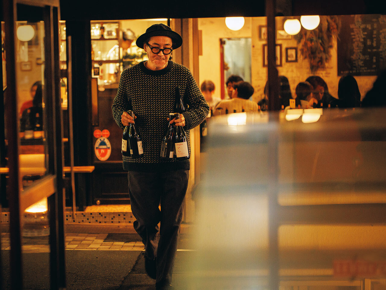 代々木八幡『TABAC』の『ル・キャバレ』から料理やワインが運ばれてくる風景