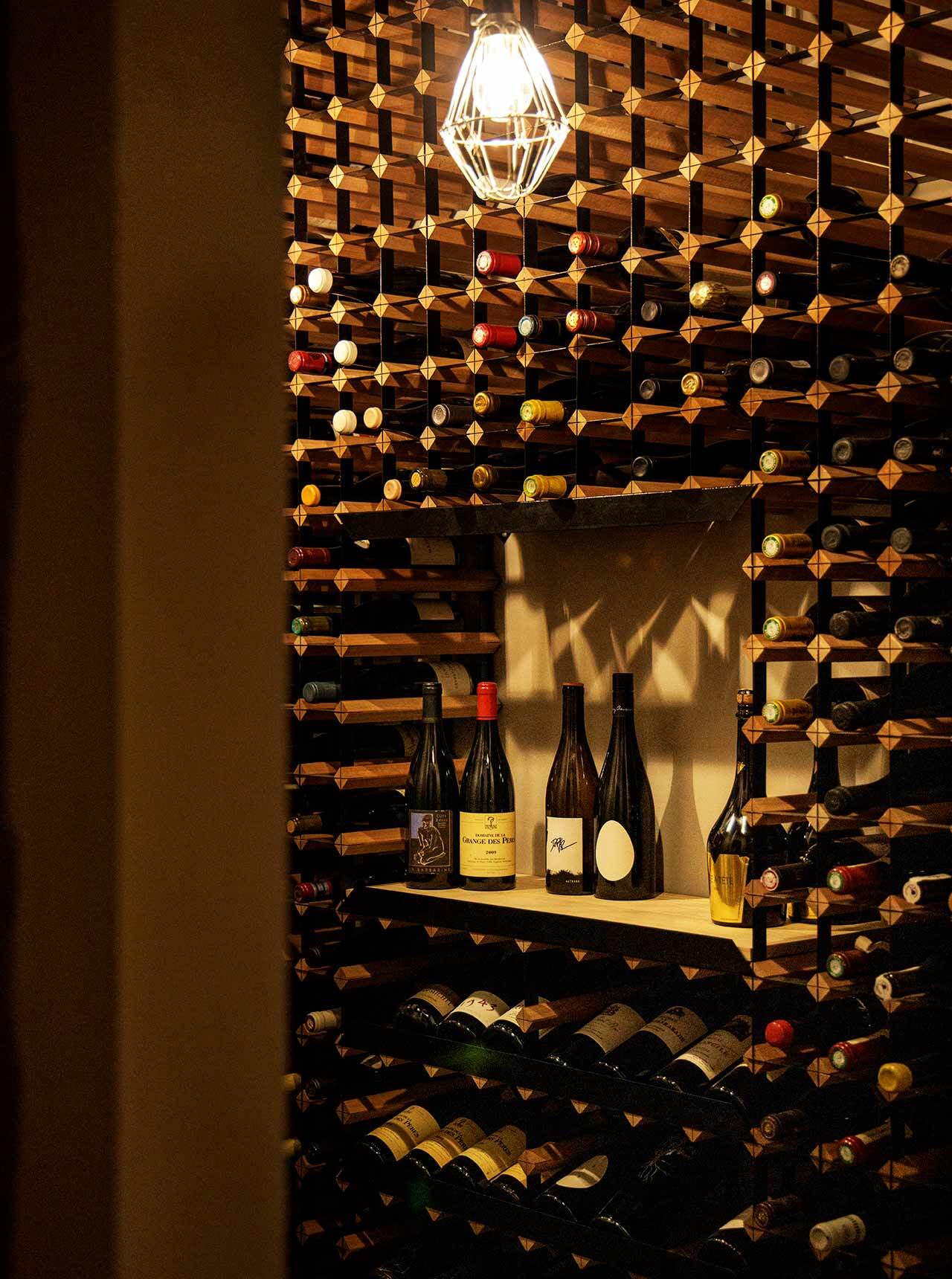 表参道『APÉRO AOYAMA Winebar & Table』のワインセラー