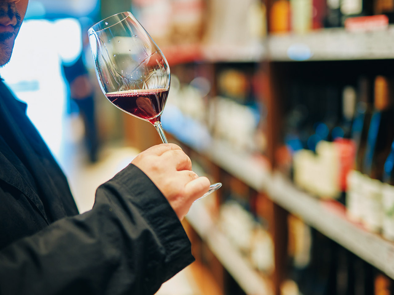 内幸町『THE CELLAR 虎ノ門本店』でテイスティングしている様子