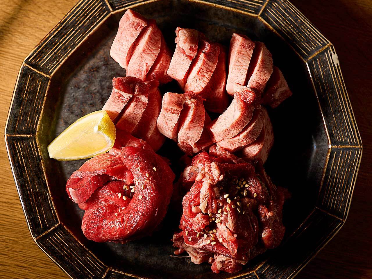 虎ノ門『虎ノ門 肉と日本酒』の「旨味タン」、「30日熟成厚切りタン」、「飲めるタン」