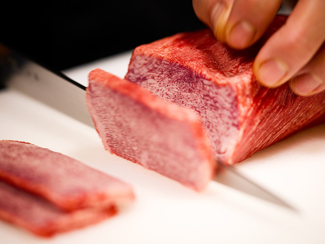 立石『焼肉 幸泉』の肉をカットしている様子