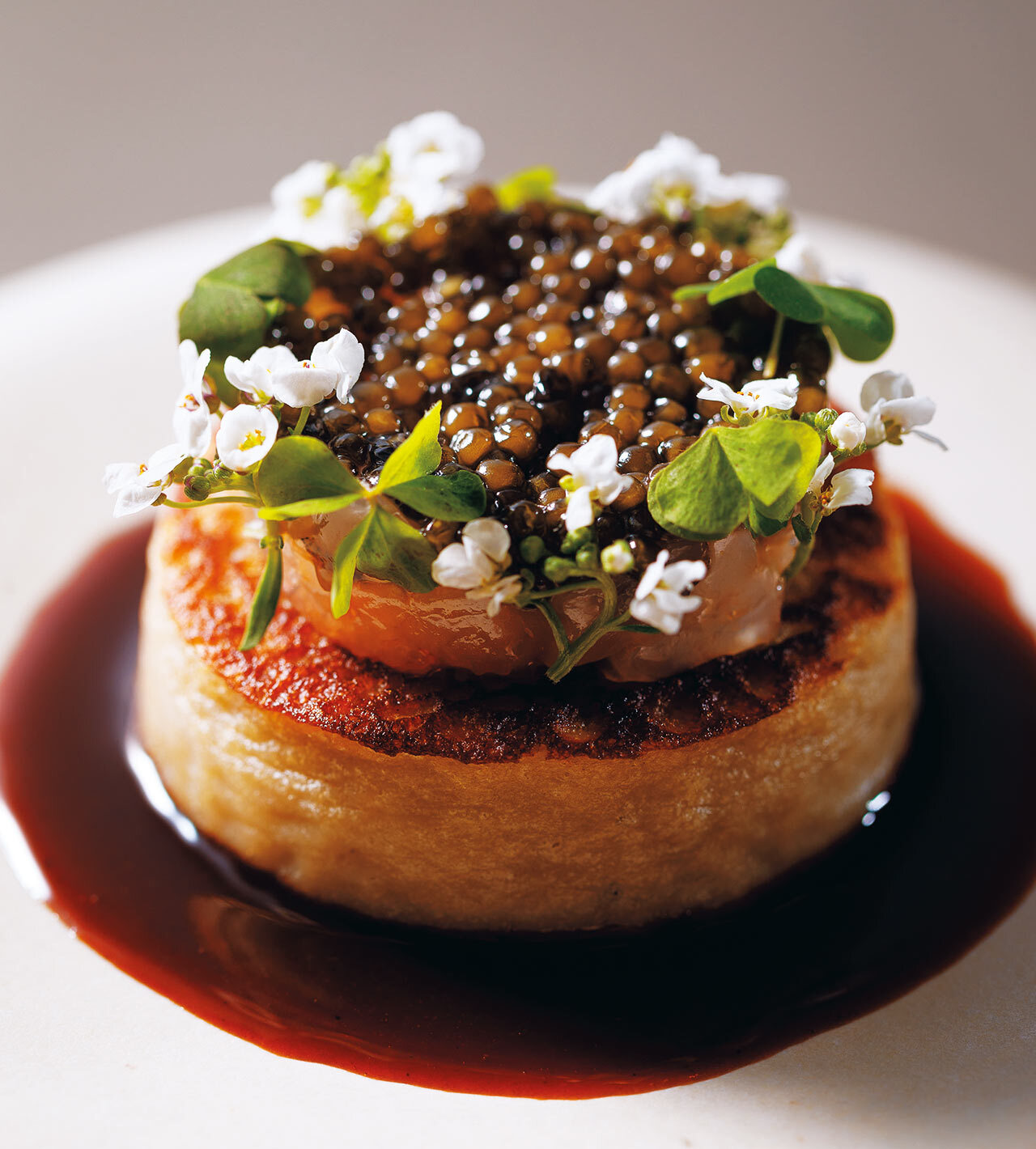 目黒『arbreims』の「海老芋のスフレ、車エビとキャヴィア」