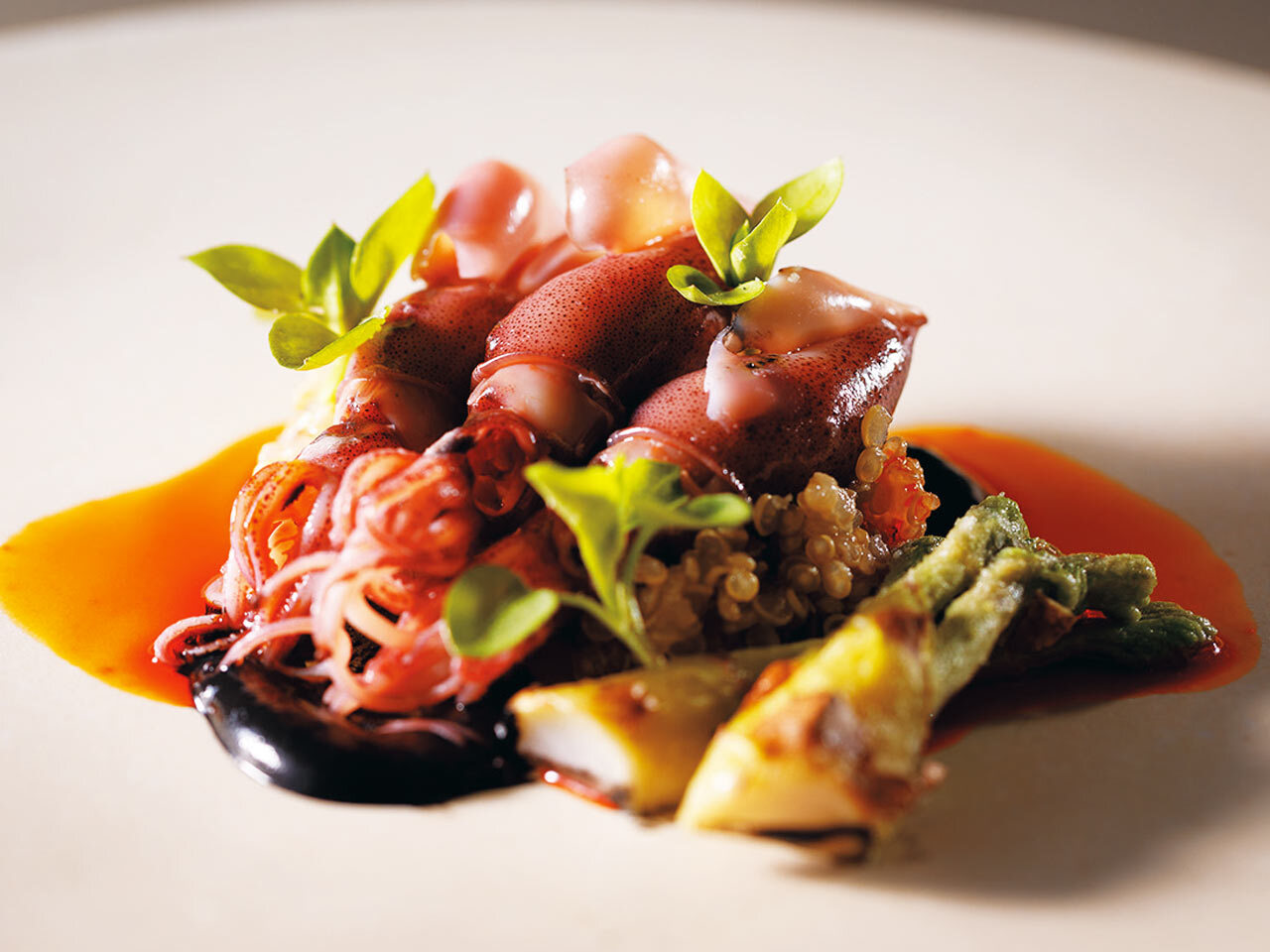 目黒『arbreims』の「ホタルイカ、蛤出汁のキヌア」