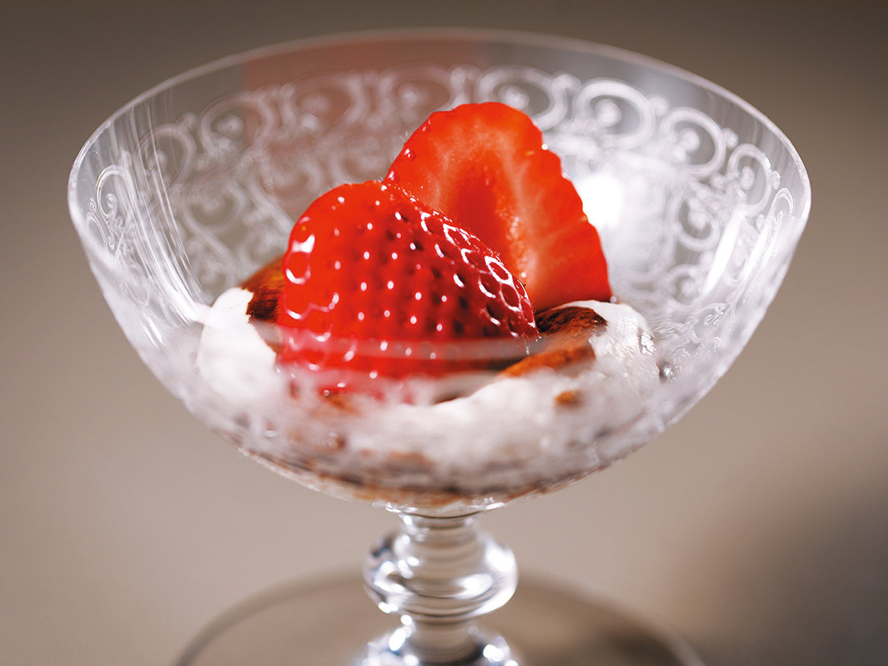 目黒『arbreims』の「季節のフルーツ あまおうのパブロヴァ」