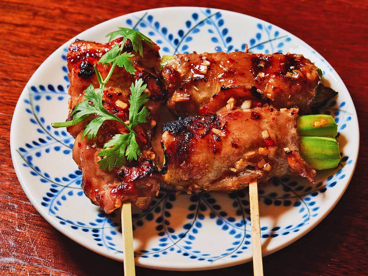 神楽坂『ベトナム屋台スタンド めくる莊』のベトナム焼き鳥の「もも」「アスパラ巻き」