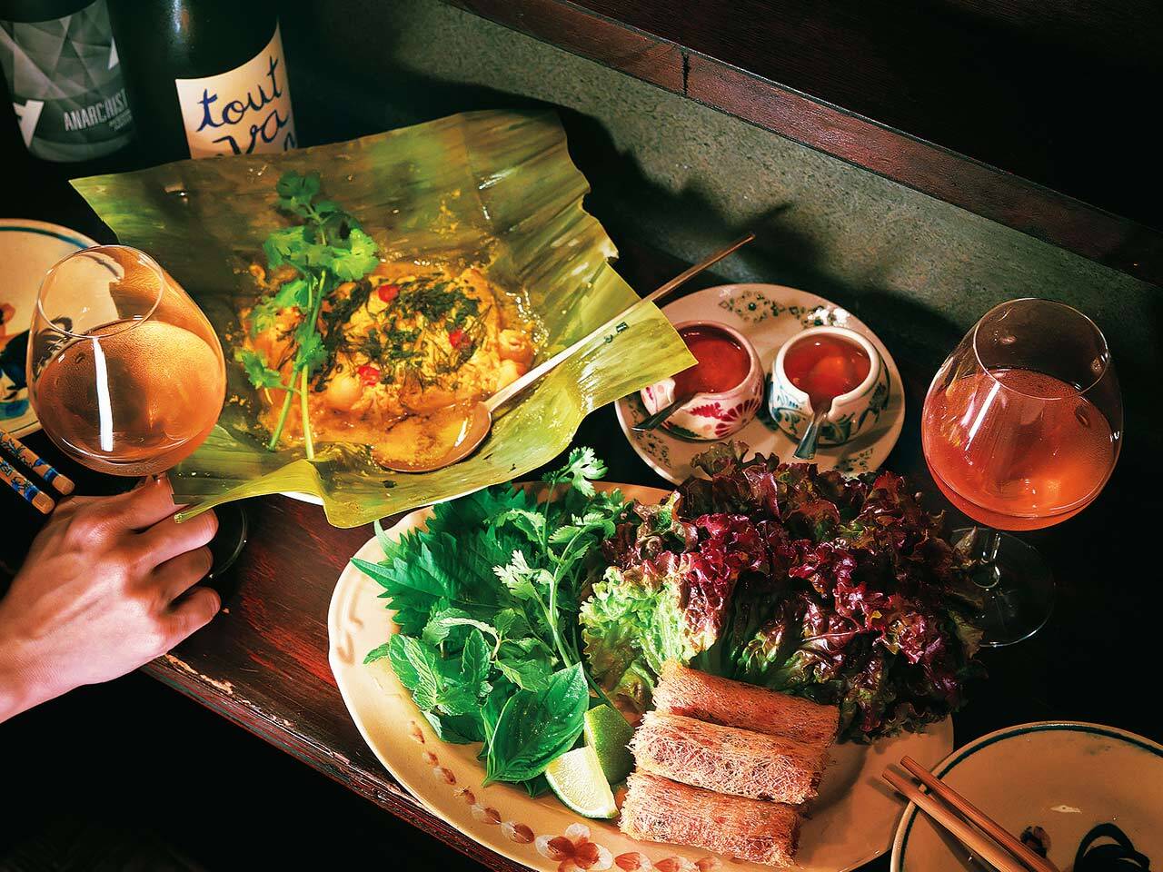 石川町『cafe & bar MÉLI-MÉLO』の「ベトナム風 揚げ春巻き レタスとハーブ添え」、「白身魚とハスの実のバナナリーフ包み蒸し、ココナッツミルク風味」