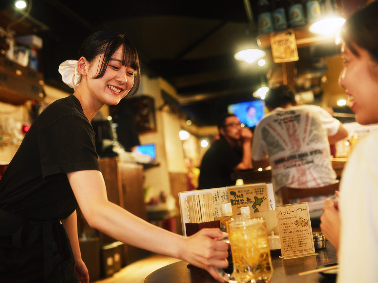横浜『今村商店、』のドリンクを提供している様子