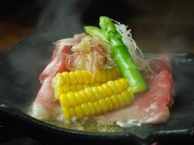 本日から 情緒あふれる粋な町 神楽坂で肉がテーマのはしご酒イベント開始 東京カレンダー