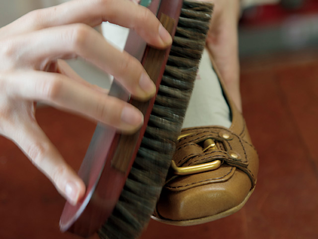 今度は女性編 プロに学ぶ 一生使える究極かつ王道な靴の磨き方 1 4 東京カレンダー