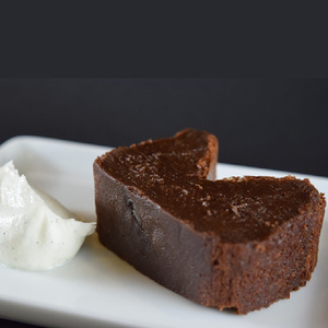 『POINT ET LIGNE』：冷やせば極上のチョコレートケーキ、温めればトロっと濃厚なフォンダンショコラ