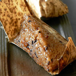 『吉田風中国家庭料理ジーテン』：干し海老や椎茸、醤油で煮込んだ豚肉が入った黒米入りちまき